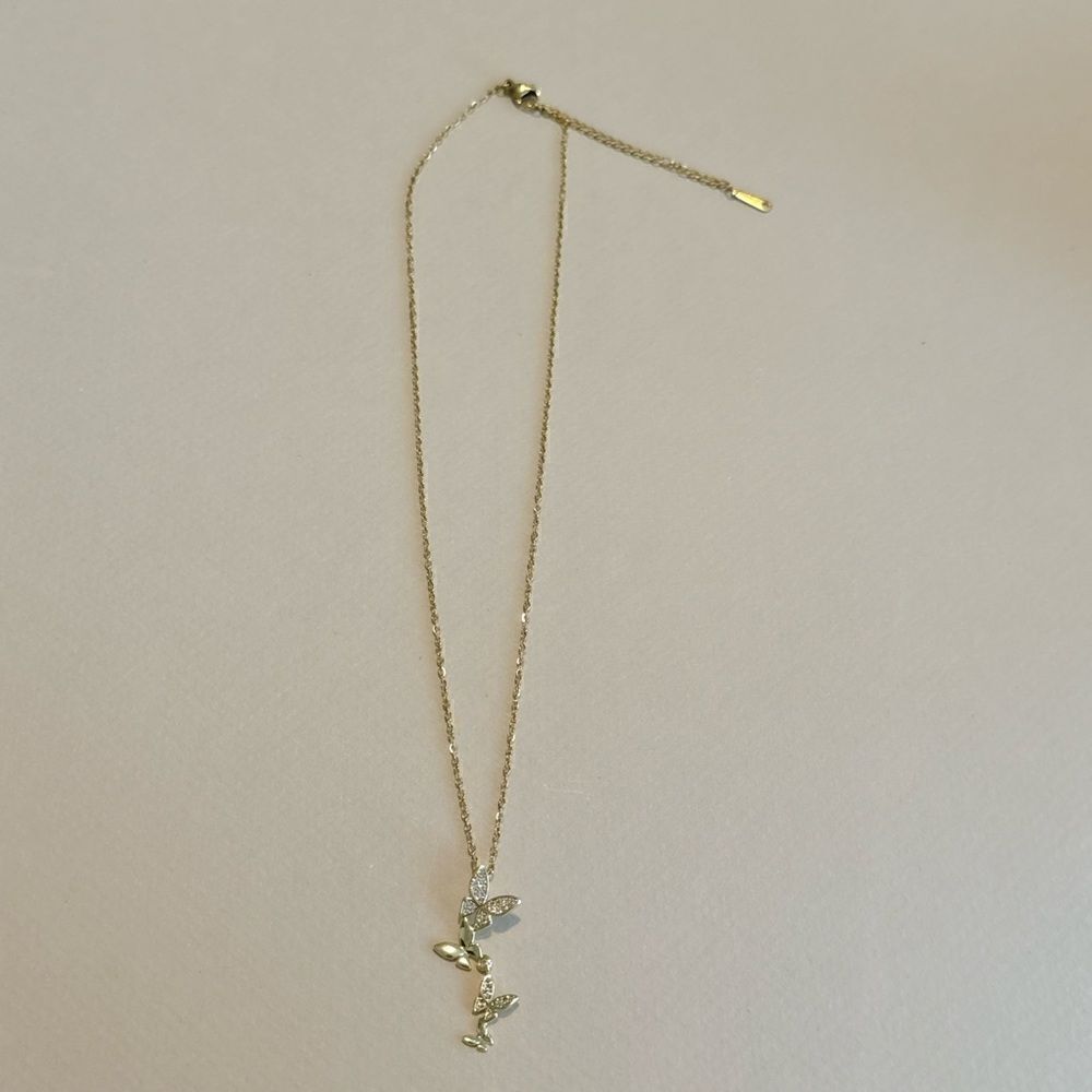 Butterflyโnecklaceโ
M884